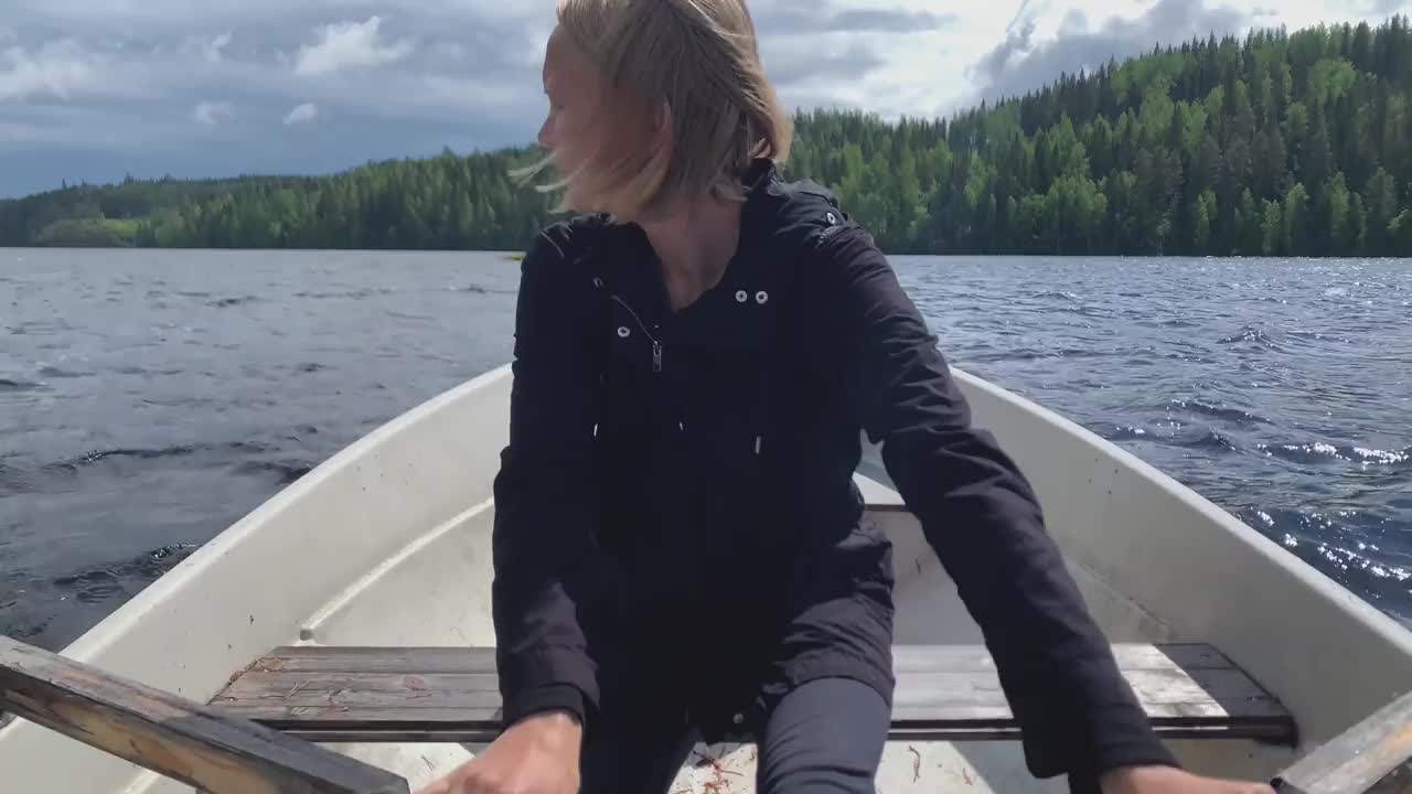 4k女子在湖中划独木舟视频素材