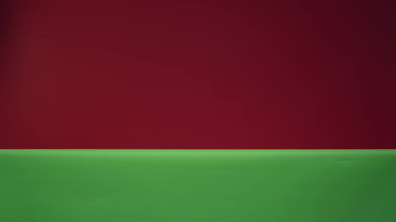 圣诞老人从他面前的绿色屏幕后面出现在红色背景的相框中，并竖起大拇指视频下载