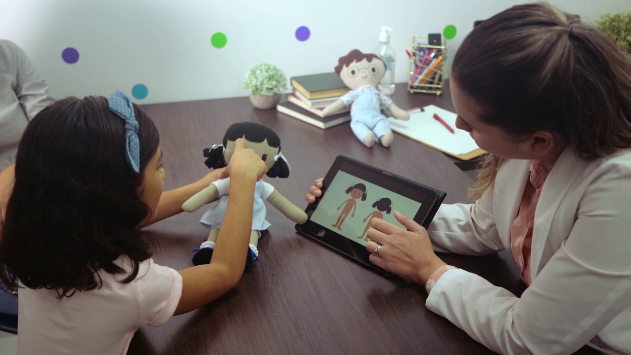女心理学家展示的形象和抱娃娃的女孩病人视频下载