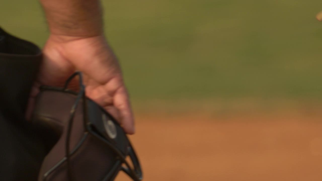 棒球接球手在比赛中发挥作用。——慢动作视频下载