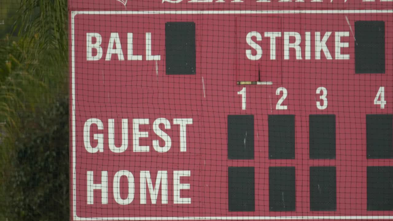 比赛中的红色棒球计分板——慢动作视频下载