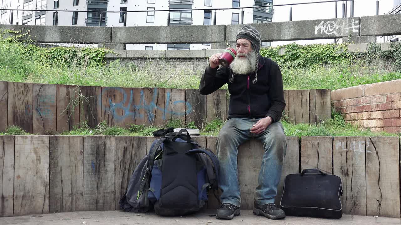 被遗弃和拒绝的老人在街上喝热茶:无家可归的生活视频下载
