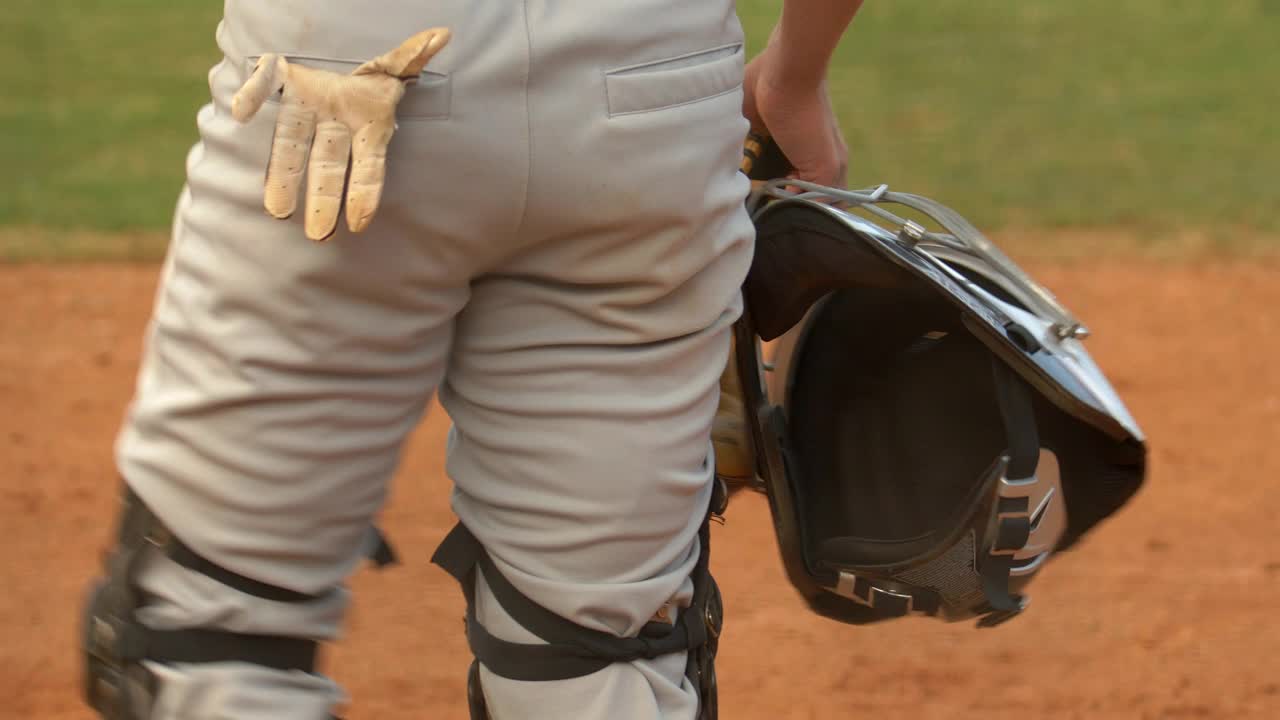 棒球接球手在比赛中发挥作用。——慢动作视频下载