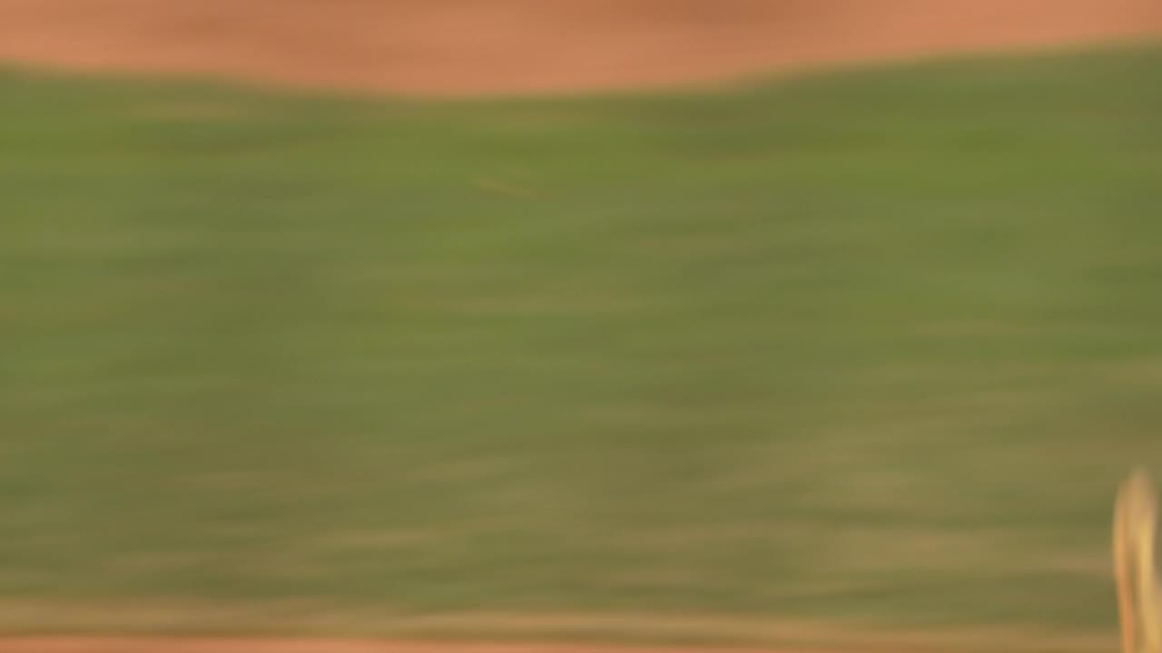 棒球击球手在比赛中击球时冲向球的击球手。——慢动作视频下载