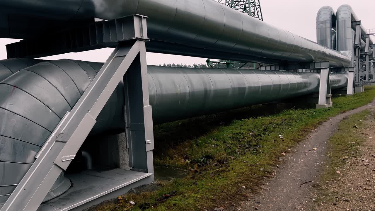 巨大的天然气管道与电力塔视频下载