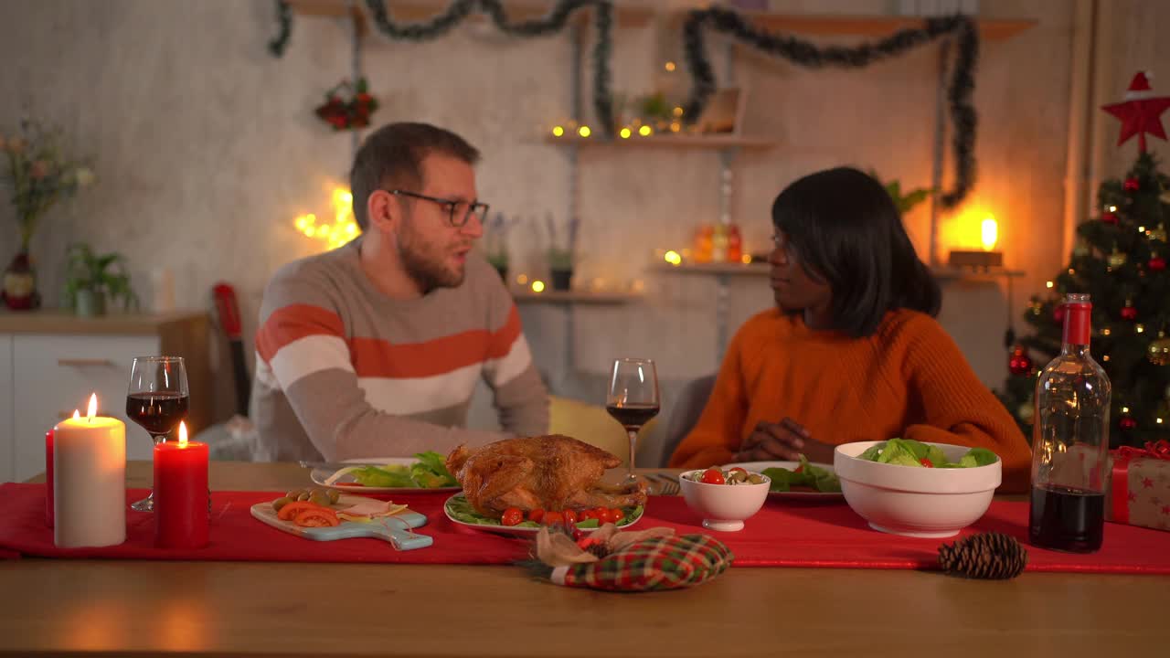 不快乐的夫妇在晚餐时争吵视频下载
