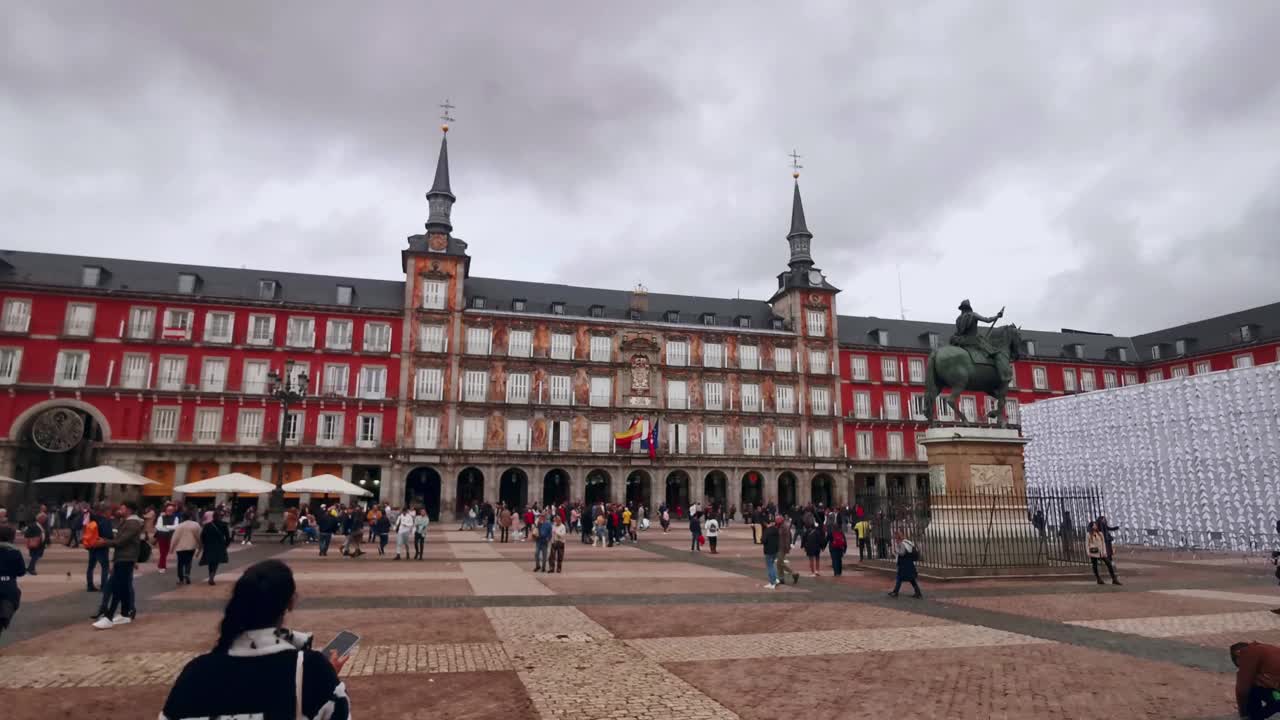 西班牙马德里，新冠疫情期间的市长广场和游客视频素材