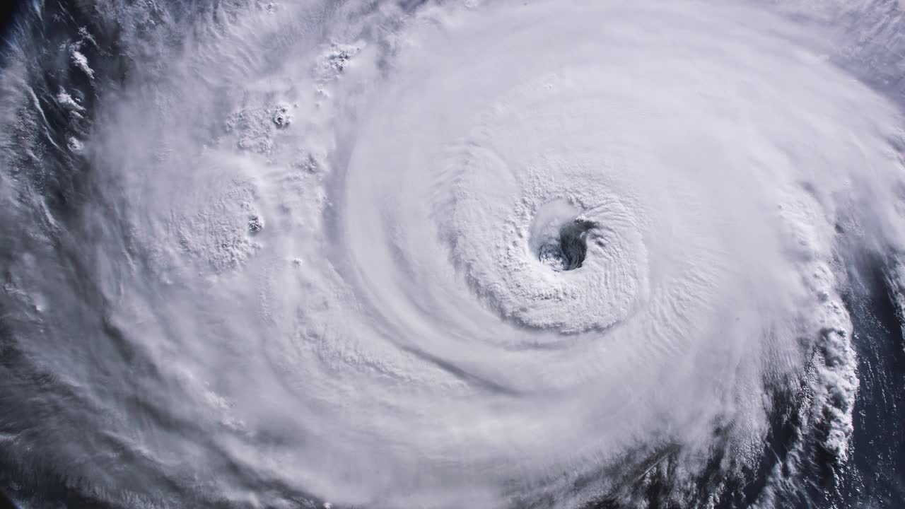 从太空看风暴之眼，飓风。这张图片的元素由美国宇航局提供。4 k决议。视频素材