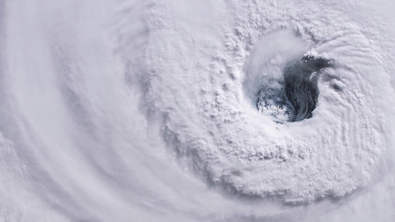 从太空中看到的暴风眼，巨大的飓风。缩小。这段视频的元素由美国宇航局提供。4 k决议。视频素材