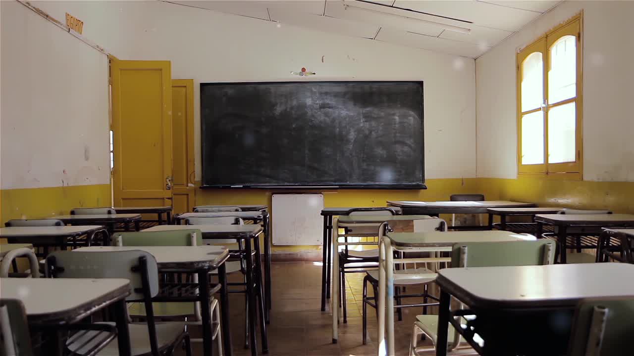 冠状病毒封锁期间，阿根廷高原一所公立学校的空教室。分辨率为4K。视频素材