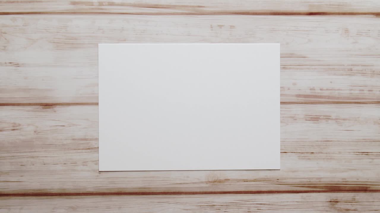 最小的桌面模型与空白白纸卡在白色的桌子背景视频素材