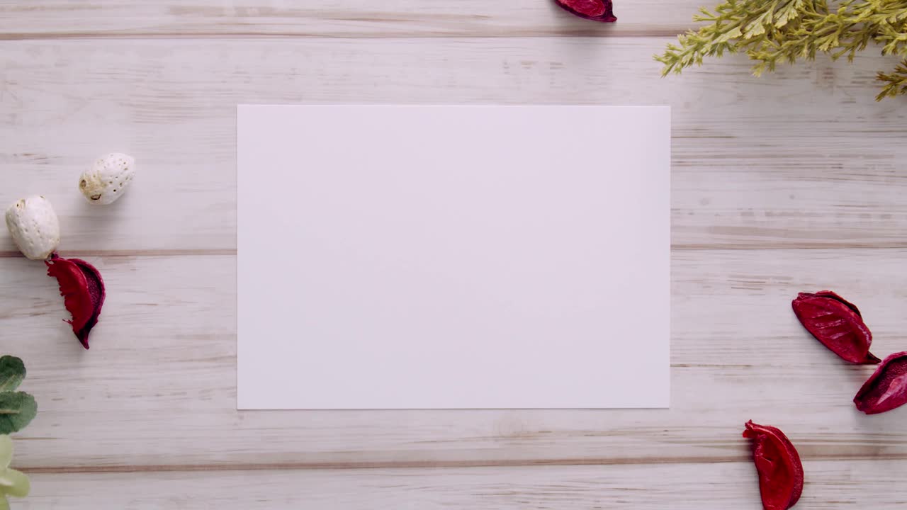 最小的桌面模型与空白的白纸卡在白色的桌子背景视频素材
