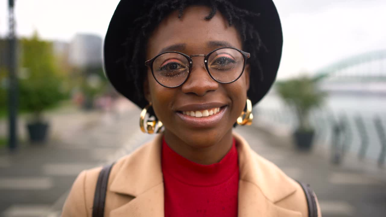 年轻的黑人女游客走在城市里视频素材