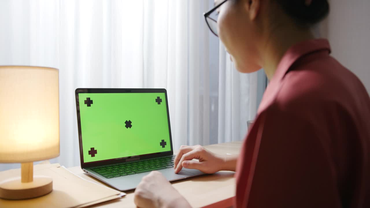 使用笔记本电脑绿屏视频素材