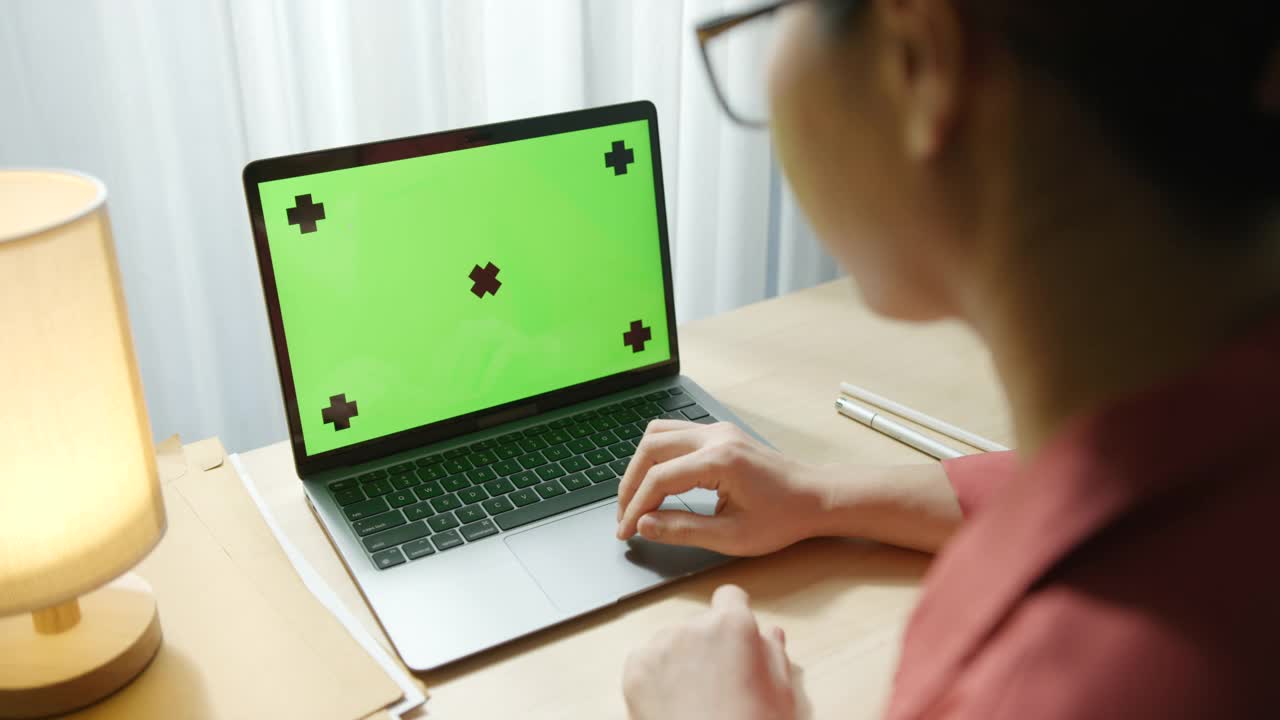 使用笔记本电脑绿屏视频素材