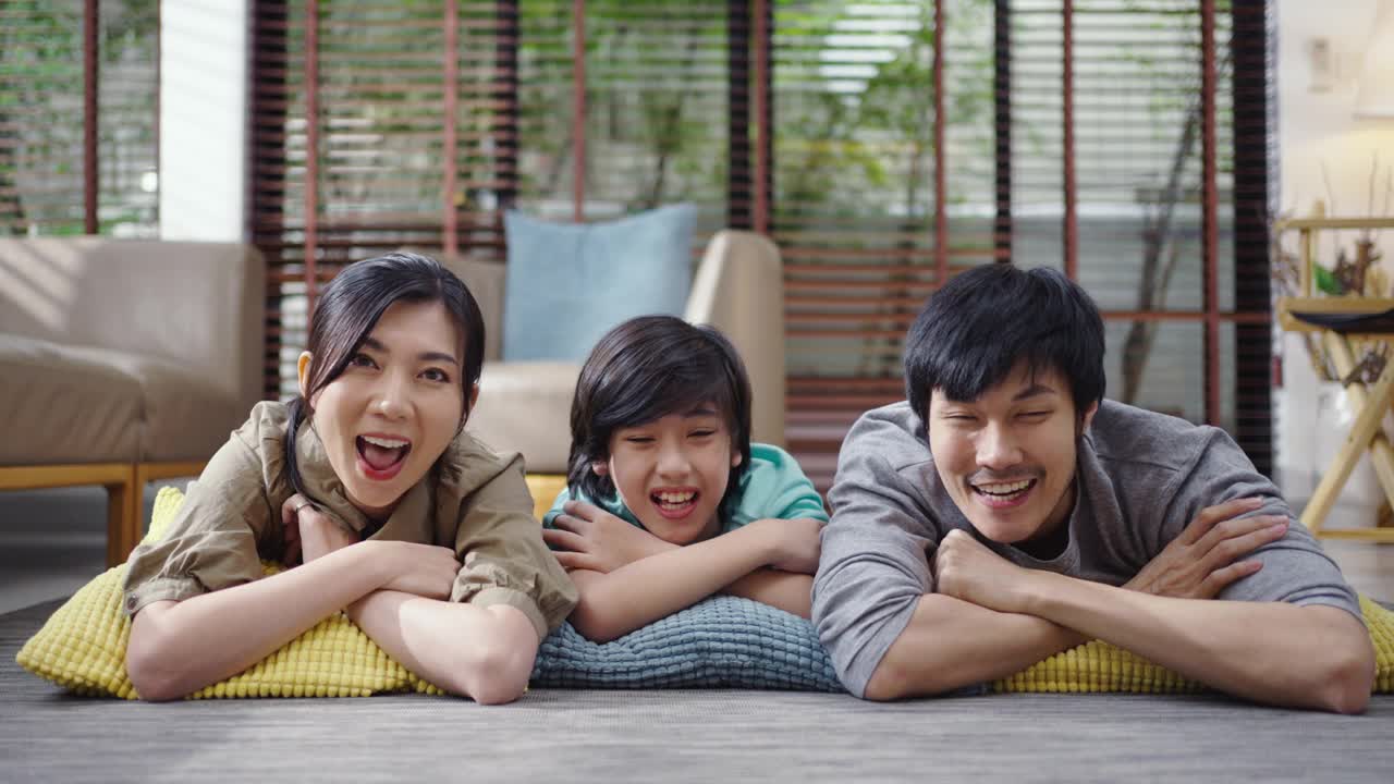 幸福的亚洲家庭在客厅共度时光的肖像。家庭和家庭概念视频素材