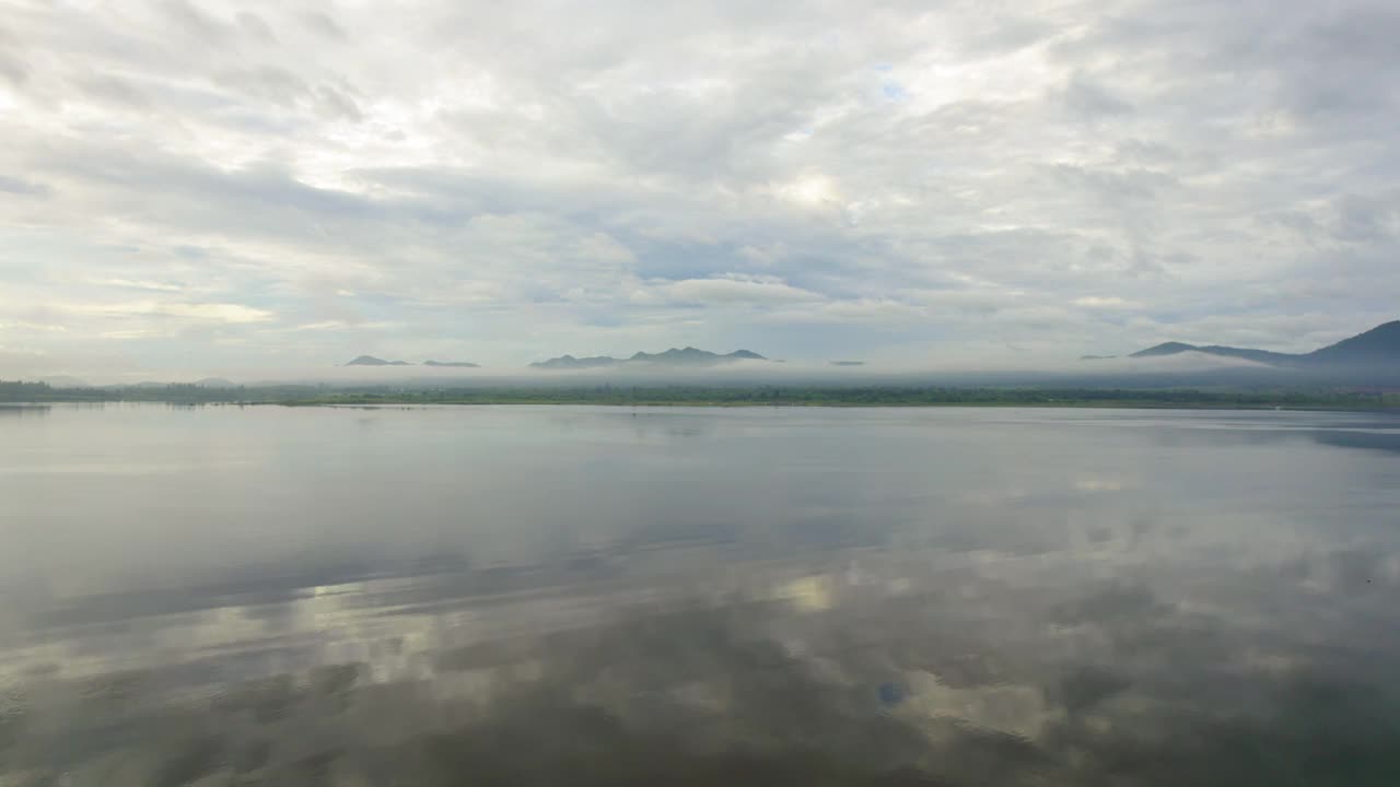 清晨俯瞰湖面的鸟瞰图。视频素材