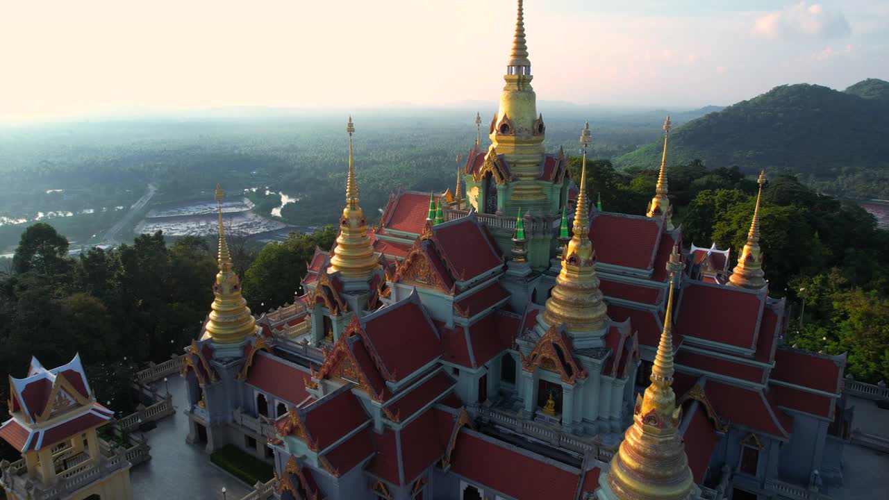 泰国普拉丘阿普·卡利汗的Phra Mahathat chedi Pakdee Prakard日落场景，位于通柴山顶。它是为了纪念普密蓬·阿杜德国王陛下拉玛九世统治50周年而建造的。视频素材
