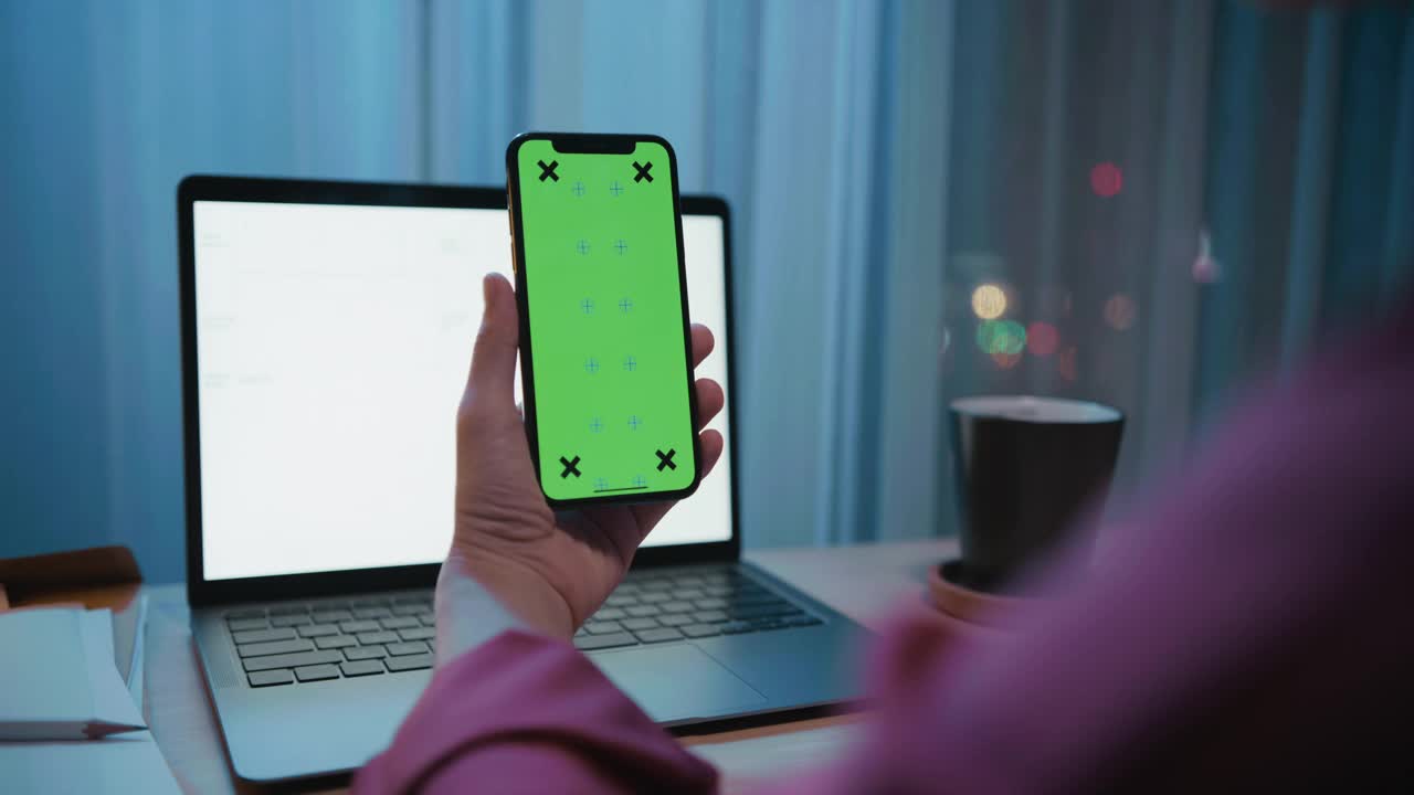 一个女人用绿色屏幕模型的笔记本电脑打电话视频下载