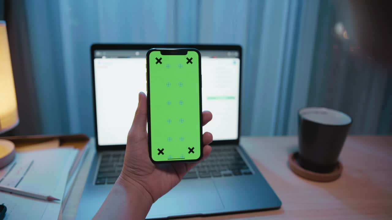 一个女人用绿色屏幕模型的笔记本电脑打电话视频下载