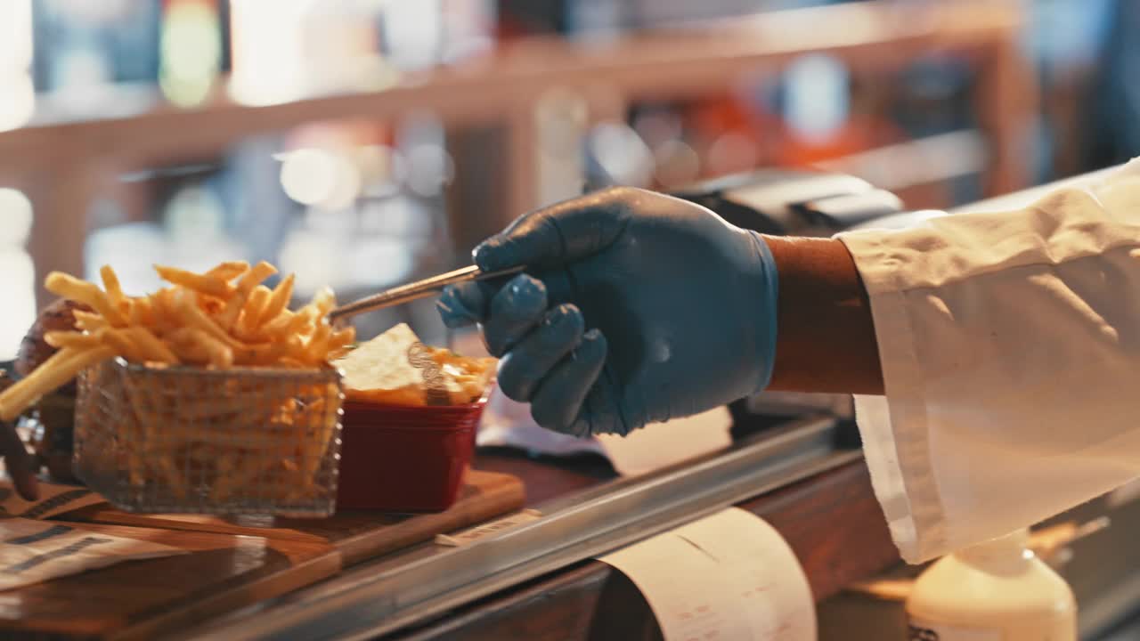 一段4k视频记录了一名厨师给一名服务员送顾客汉堡包视频下载