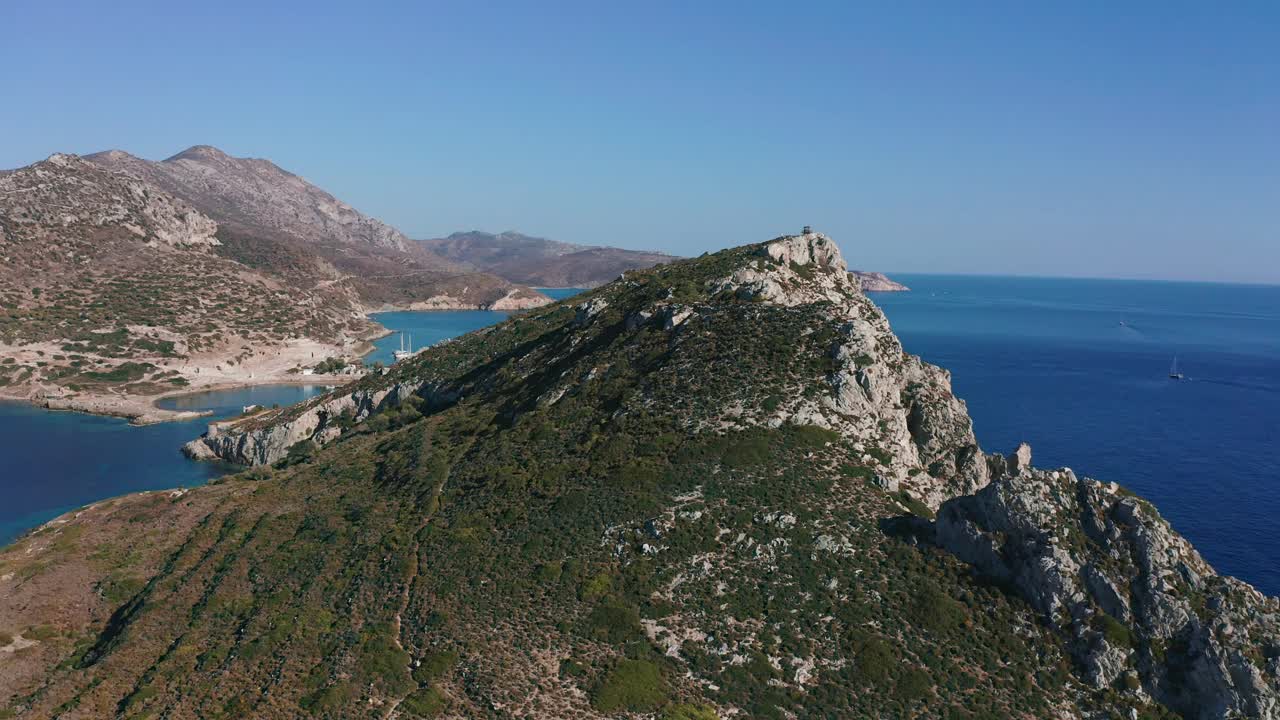 阳光明媚的夏日，爱琴海岩石海岸的无人机4K镜头视频素材