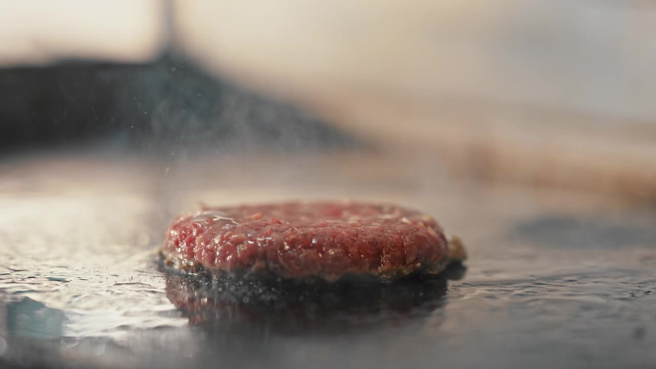 4k视频记录了烤架上的汉堡肉饼视频下载