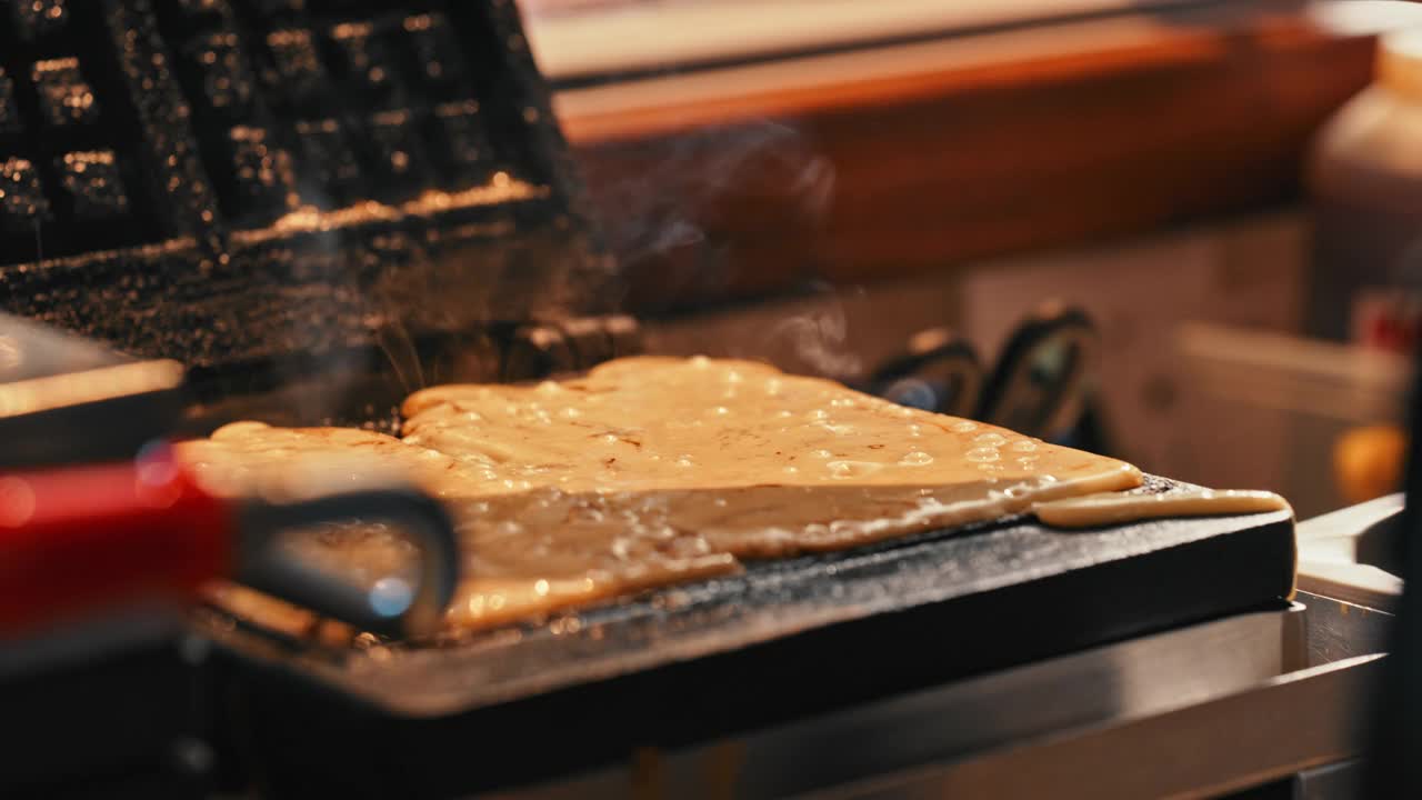 一段4k的视频显示一名餐厅厨师在烤架上涂油视频下载