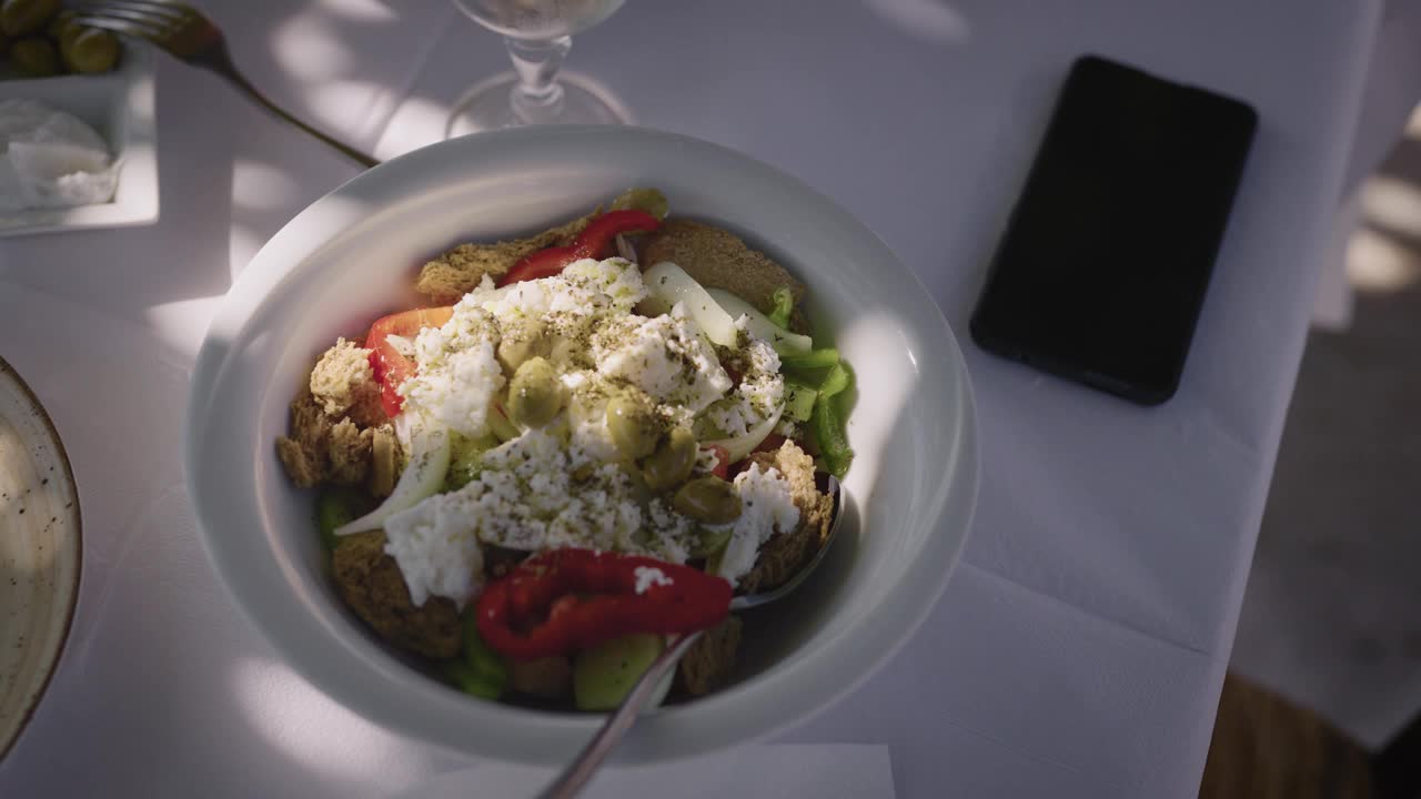 一盘希腊沙拉放在咖啡馆的露天走廊上视频素材