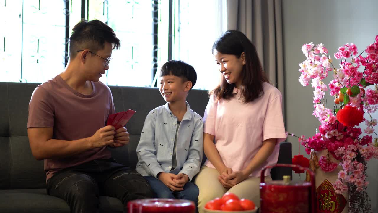 亚洲华人男子在中国新年给家人发红包视频素材
