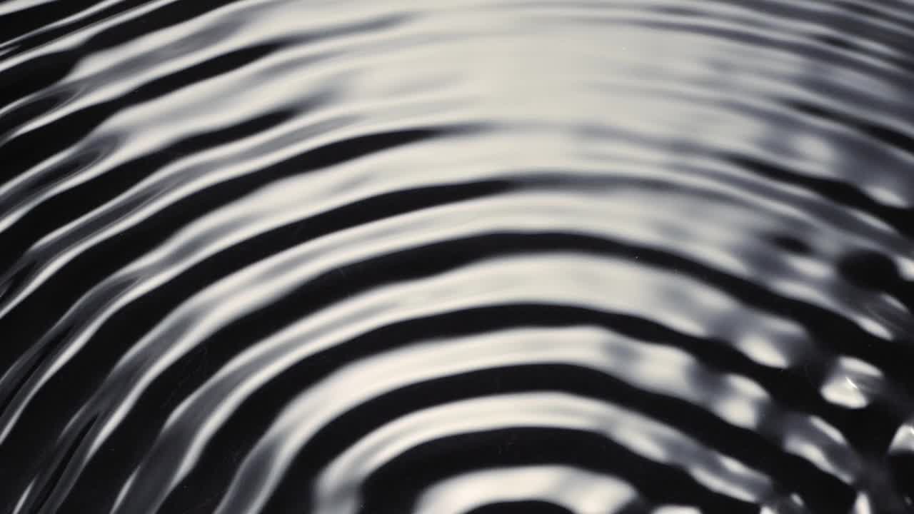 水面上美丽抽象的波浪图案视频下载