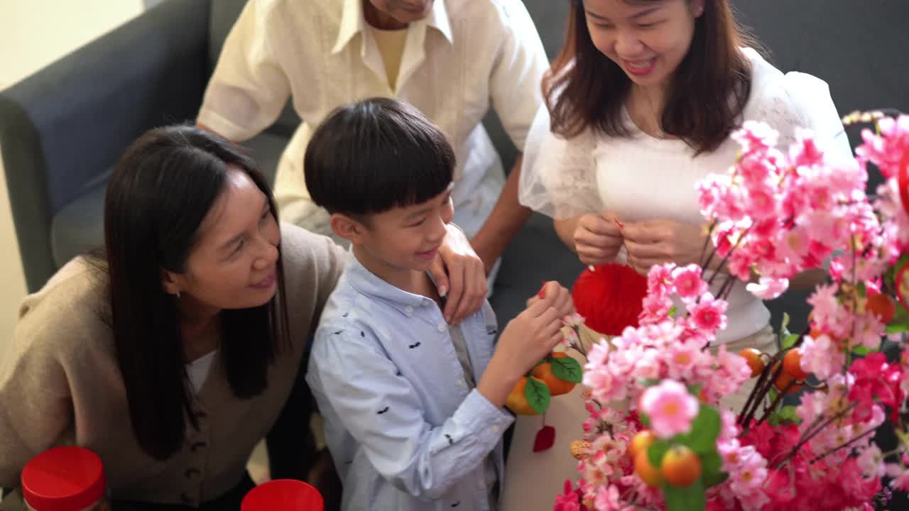 亚洲华人家庭装饰客厅为中国新年家庭团聚视频下载