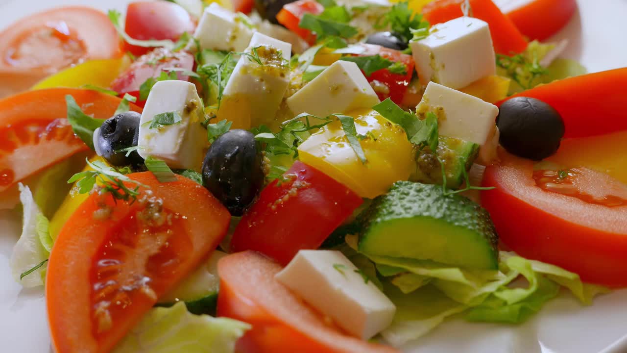 希腊沙拉配羊乳酪、西红柿等蔬菜，健康食品视频素材