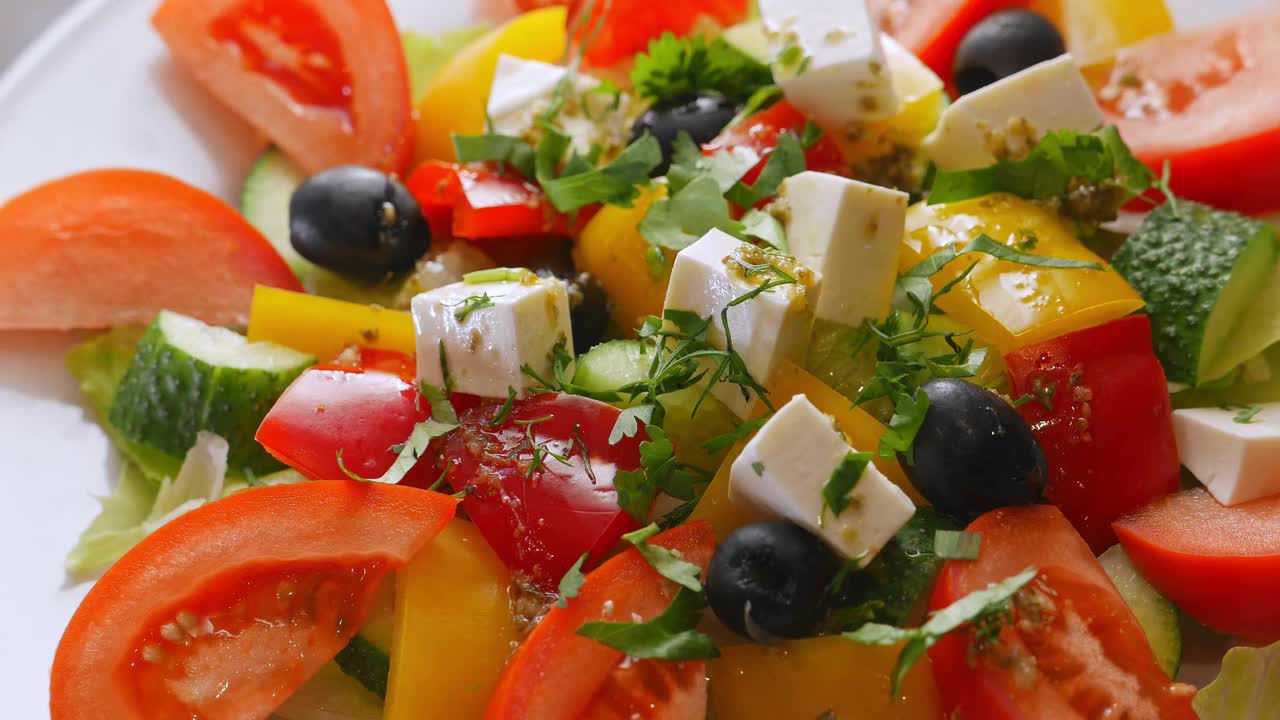 希腊沙拉配羊乳酪、西红柿等蔬菜，健康食品视频素材