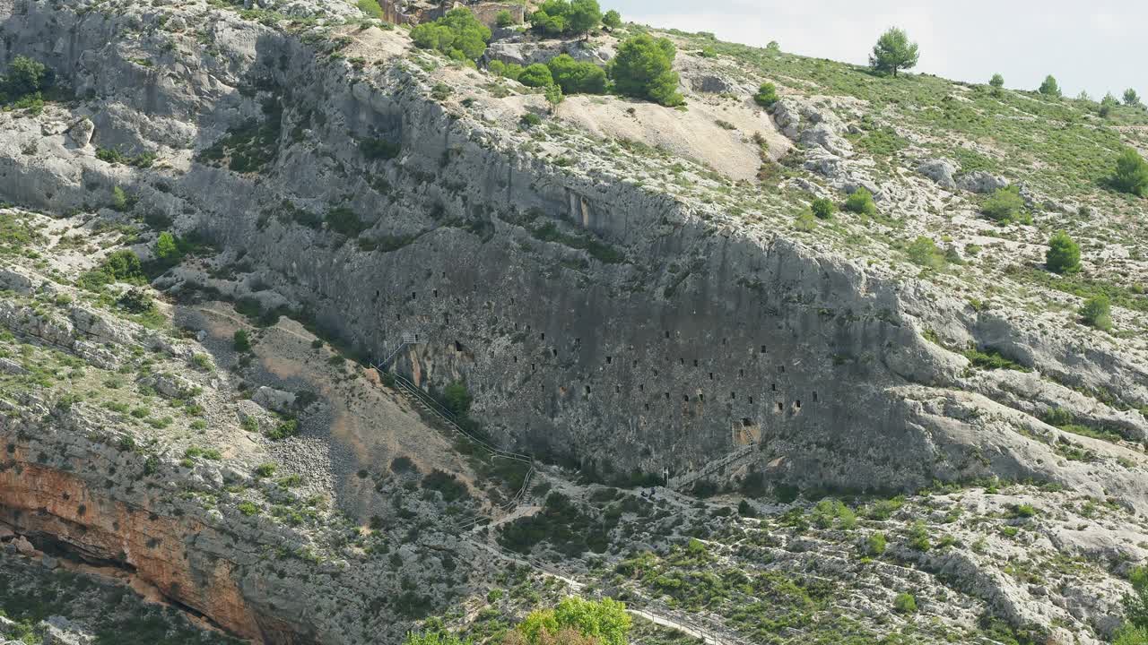 在西班牙博cairent的Cuevas de los Moros，一群从大块岩石上雕刻出来的小洞穴(摩尔洞穴)。视频下载