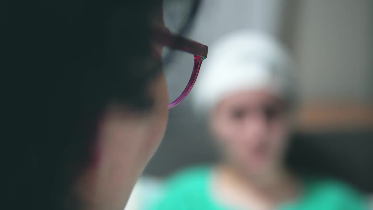 医生在诊所对头部损伤患者进行选择性聚焦视频素材