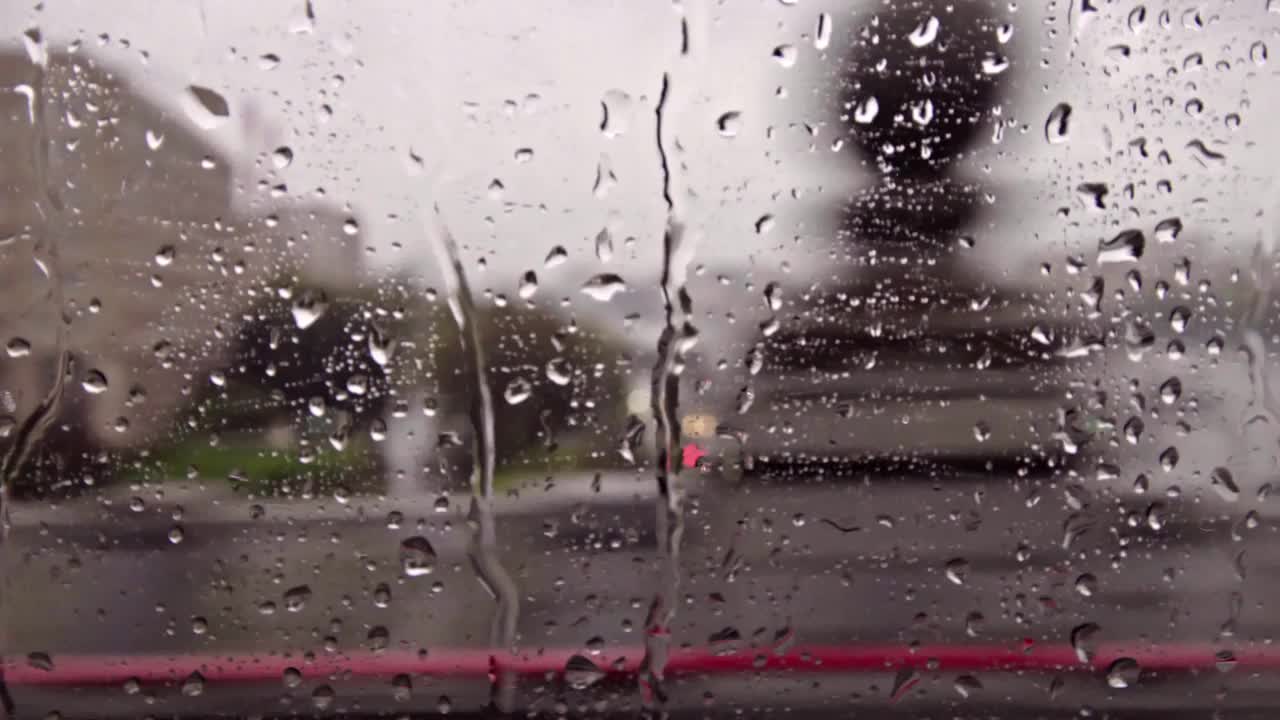 从被雨水浸透的火车窗口望去视频下载