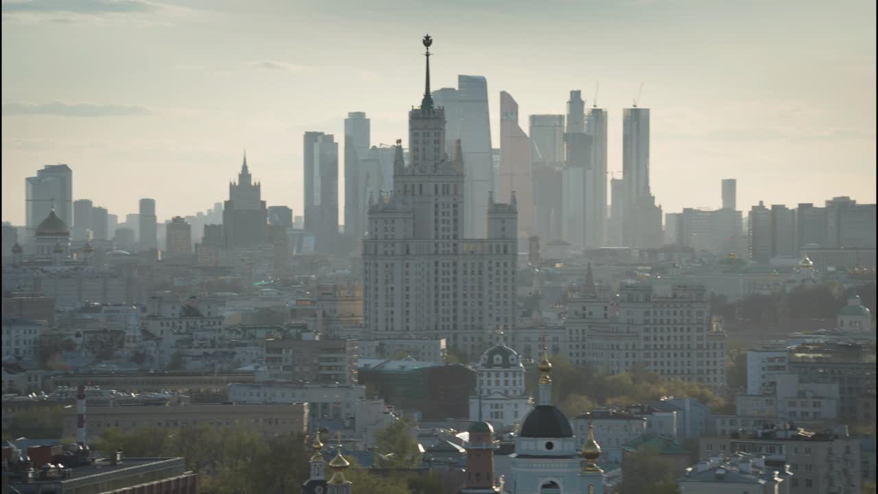 莫斯科市中心的美丽景色，从白天到夜晚的过渡视频下载