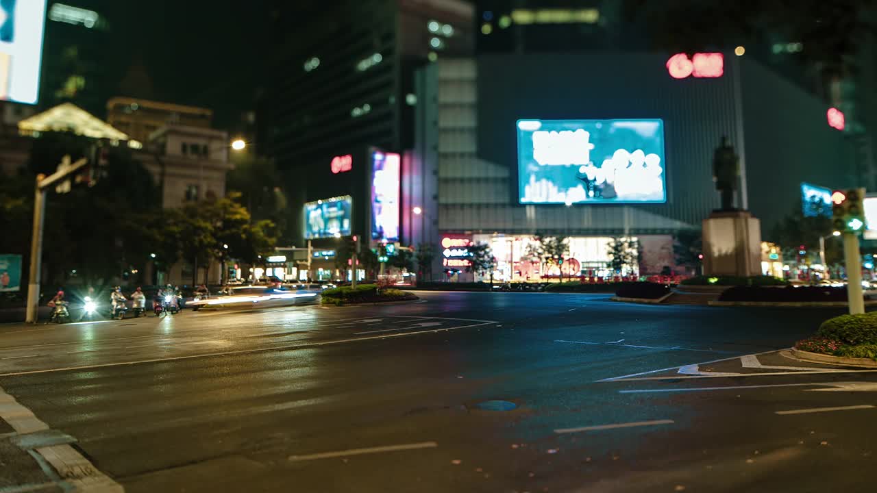 时间流逝，交通在繁忙的十字路口在城市中心流动视频素材