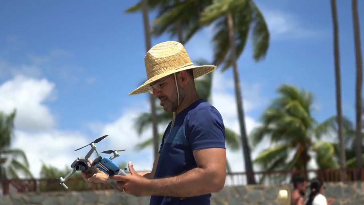 沙滩上的无人机飞行员视频下载
