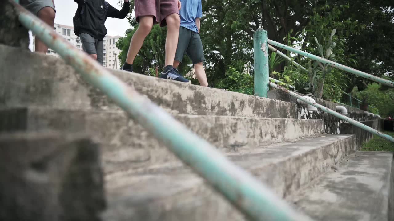 周末友谊赛结束后，亚洲华裔少年从篮球场走下楼梯视频下载