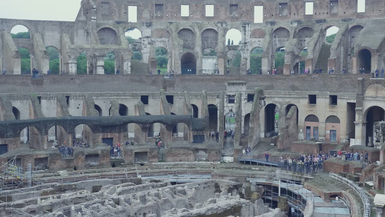 罗马圆形大剧场的游客视频下载