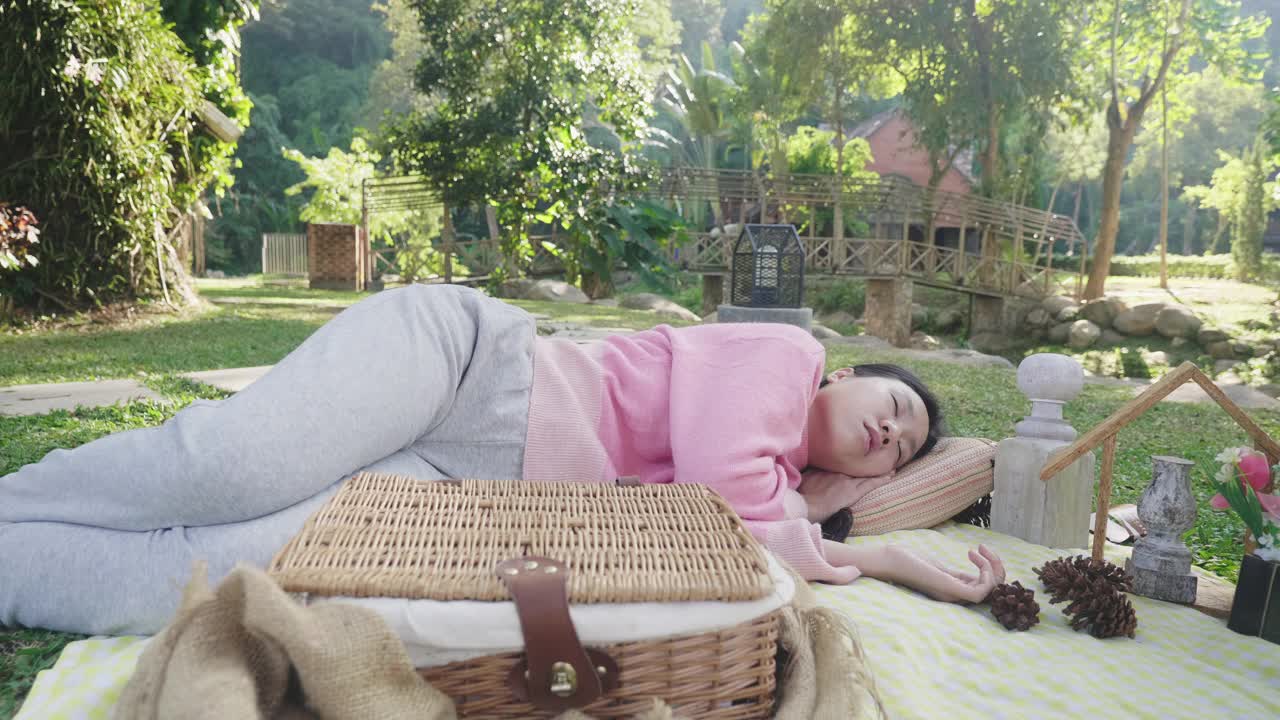 年轻女子与美好的野餐时间睡觉视频下载