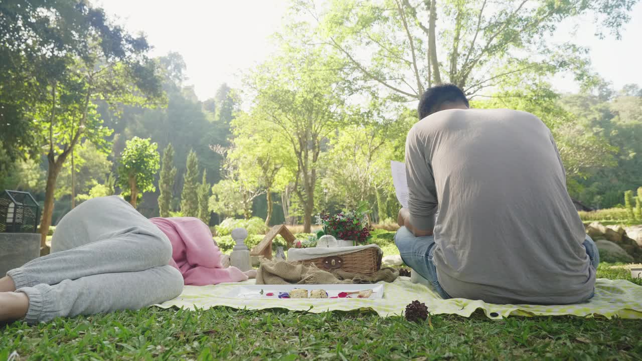 一对夫妇有一个愉快的野餐时间视频下载