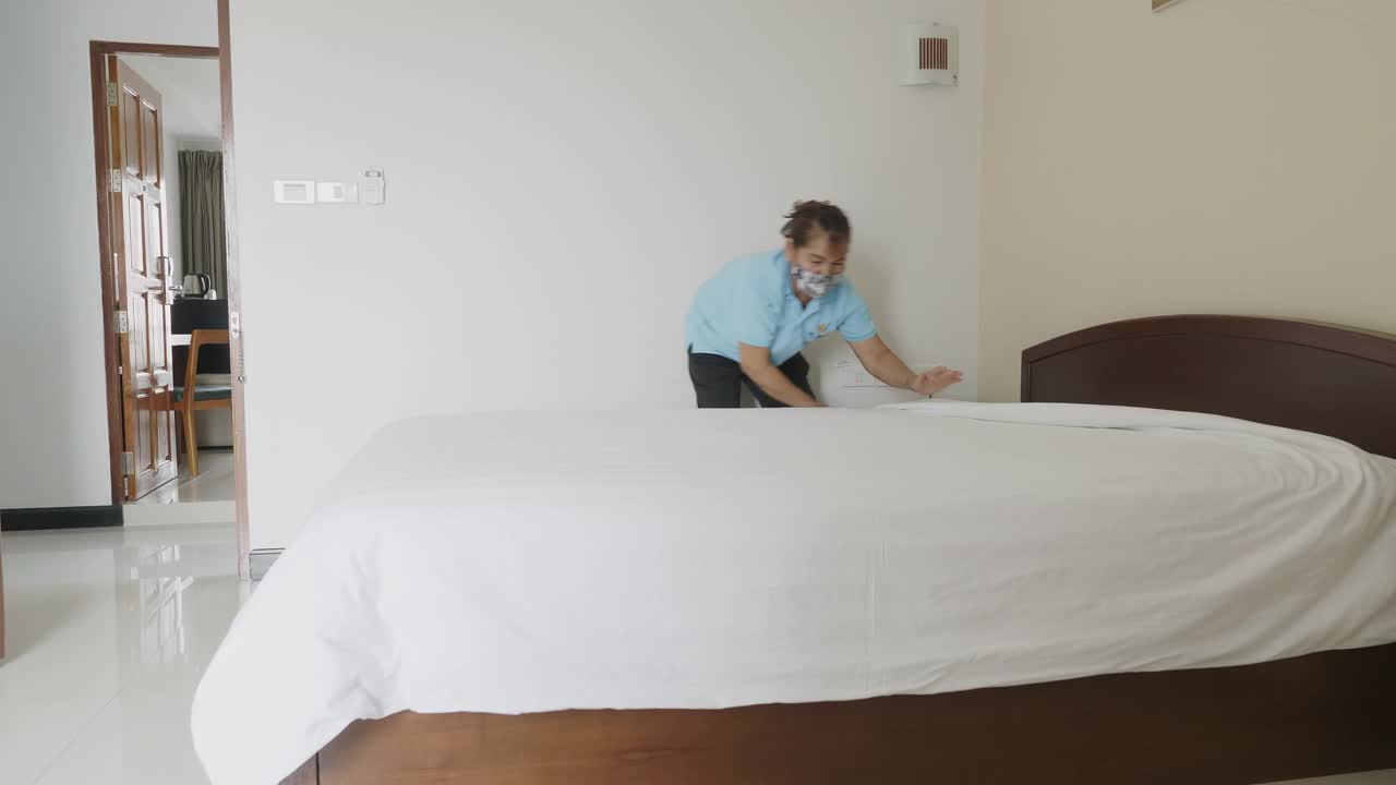 酒店高级服务员和女服务员为客人打扫房间内的所有设备视频素材