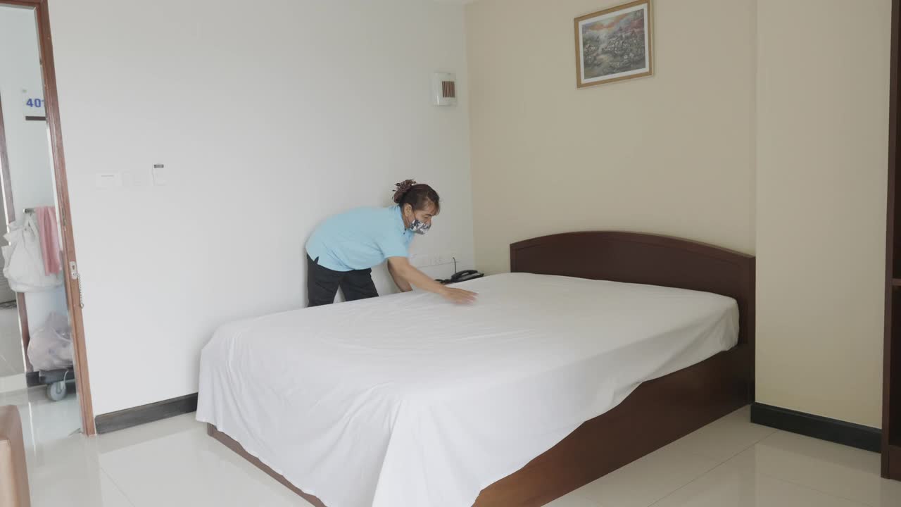 酒店高级服务员和女服务员为客人打扫房间内的所有设备视频下载