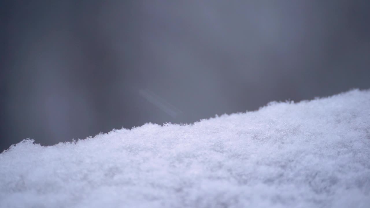 大雪中的雪堆，慢动作特写视频素材