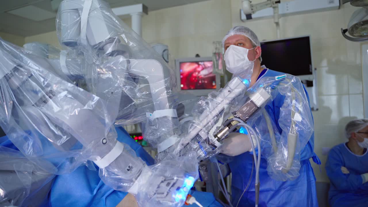 未来手术室的外科医生。手术室的自动化机械手和未来医院的外科医生视频下载