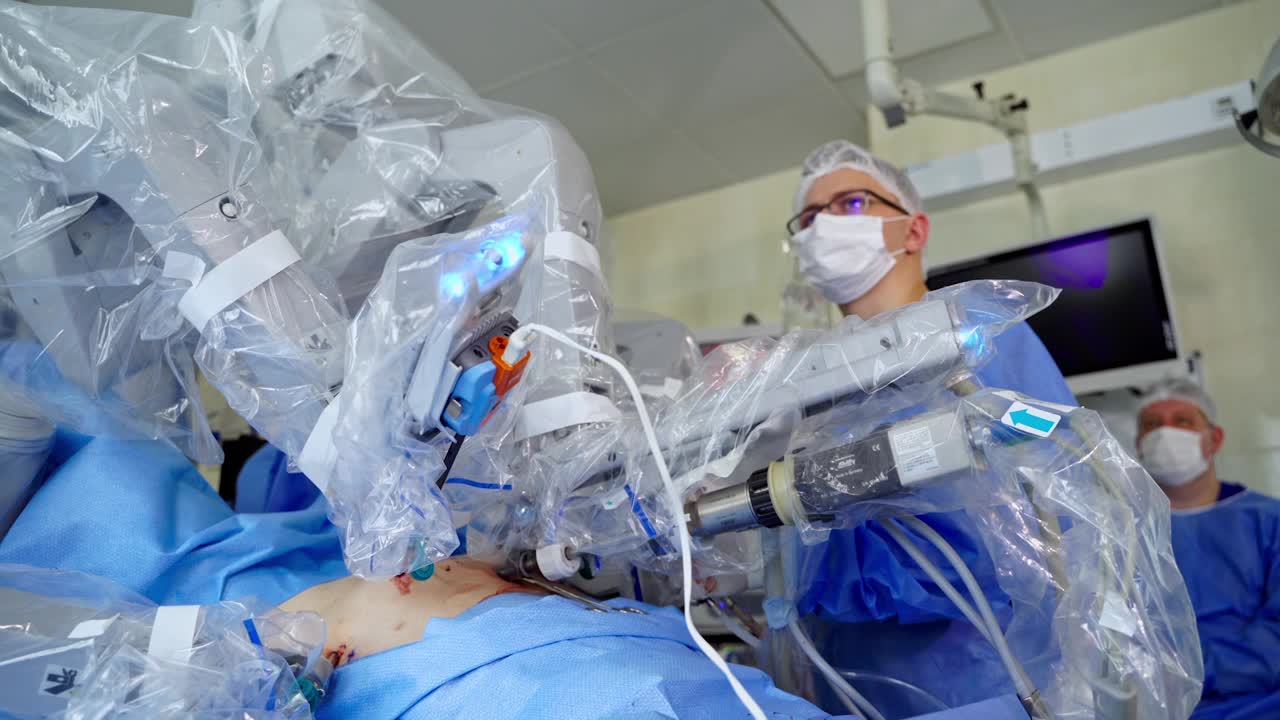 手术中病人的机械手臂。手术室里的未来医疗设备外科医生用机器人系统进行手术。特写镜头。视频素材