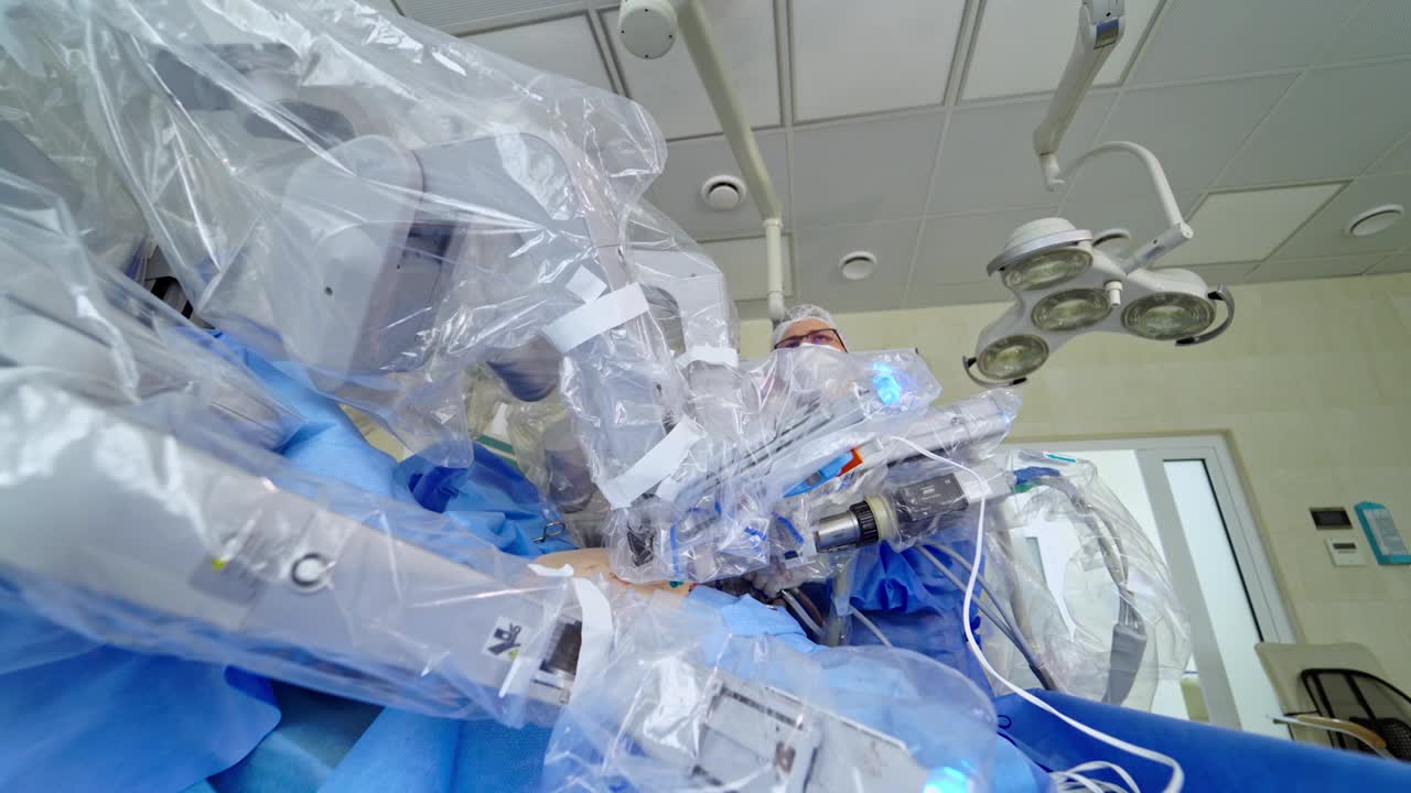 无菌的机械手臂正在给病人做手术。在手术室里做手术的创新机器人。特写镜头。视频素材